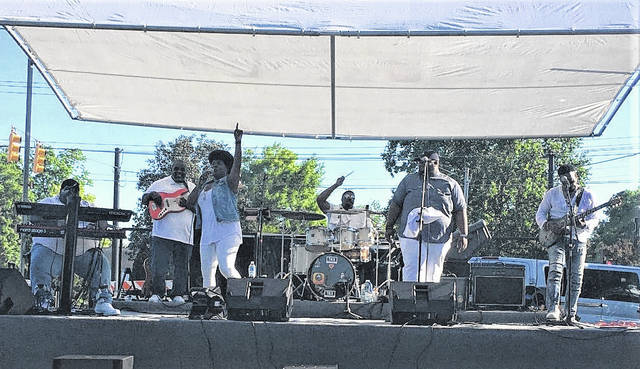 W. Curt Vincent | The Laurinburg Exchange
The ACE Party Band performed its mix of Top 40 music Friday evening in downtown Laurinburg in front of a good crowd.