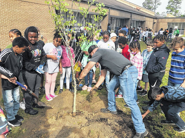 129622839_web1_Arbor
Sycamore Lane Elementary School students and staff with the City of Laurinburg recently plane a tree in observance of Arbor Day.
