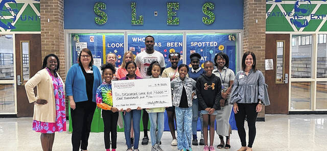 129643666_web1_SycamoreLaneElementary
Sycamore Lane Elementary School recently won the Scotland Memorial Foundation FUNd Run and was presented a check for $1,000. Sycamore Lane Elementary runners included: Akeira Campbell, Alessandra Graham, Angela McCallum, Avery Evans, Chasity Sturdivant, Indiria Knight, Jadaisha Clark, Jasmine Mccallum, Jazmin McCombs, Jesse Sanford, Kachina Singletary, Lillian Pope, Marissa Parker, Miller Pope, Moriah McEachim and Nautica Mccallum.
