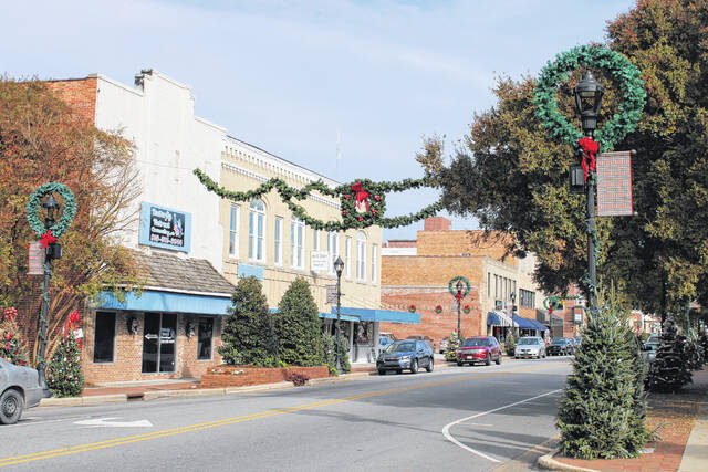 130154358_web1_IMG_1344
Downtown Laurinburg could be seen decked with holiday decor in preparation for the Annual Christmas on Main event set for Sunday.
Tomeka Sinclair | The Laurinburg Exchange