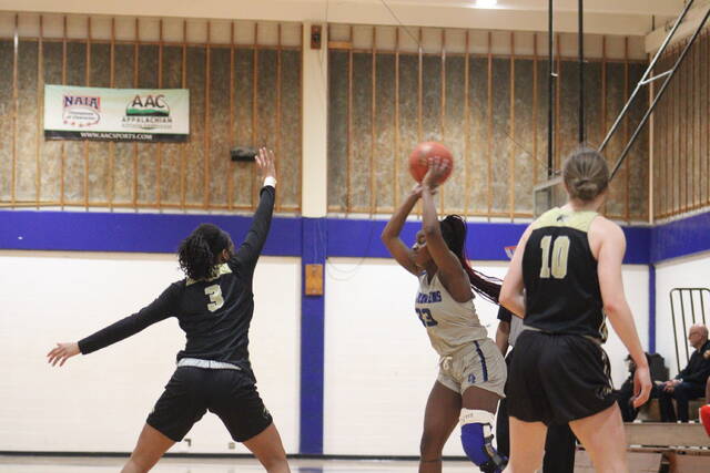 130349455_web1_IMG_8082
St. Andrews Ashley Starks (33) looks for a teammate to pass the ball to as Brenaus Nyla Moore (3) defends during Saturdays game against Brenau on Harris Court in Laurinburg.
Brandon Hodge | The Laurinburg Exchange