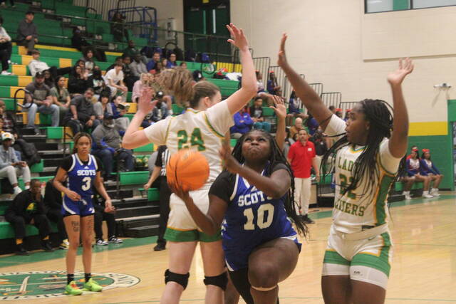 Scotlands Nyasia McQueen (10) splits between Richmonds Ryelan Lyerly (24) and Madisen Jackson (22) for a shot attempt during Fridays game in Rockingham.
Brandon Hodge | The Laurinburg Exchange