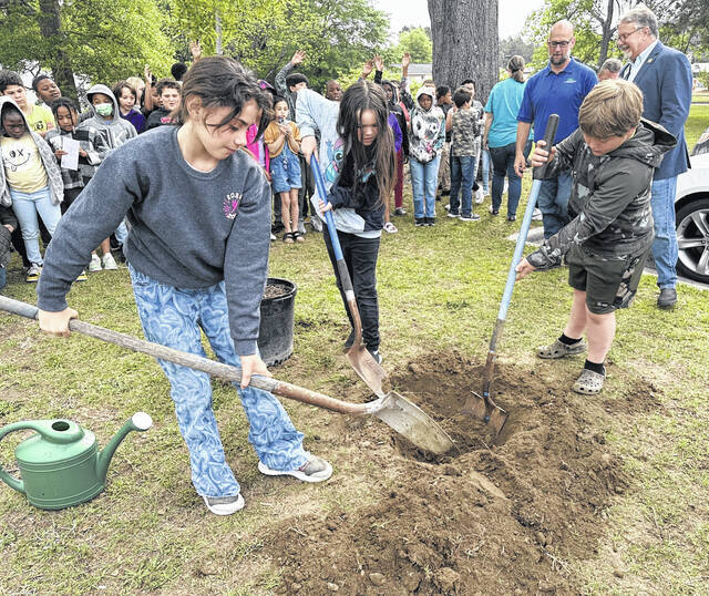 130567451_web1_thumbnail_IMG_1308
The City of Laurinburg visited Wagram Elementary Friday morning to plant a Willow Oak tree for Arbor Day. Mayor Jim Willis along with representatives from the North Carolina Forestry Service and the Scotland County Memorial Library spoke with the fourth graders about Arbor Day.
Katelin Gandee | The Laurinburg Exchange