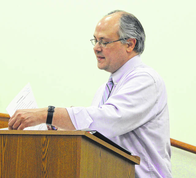 130754219_web1_IMG_2742
Lumber River Council of Governments executive director David Richardson speaks before the Wagram mayor and commissioners at a regular meeting held in town hall on Thursday.
Tomeka Sinclair | The Laurinburg Exchange