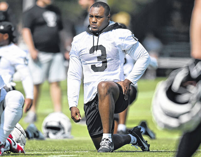 130795738_web1_130795738-7b18404c0b2b4b4a9355f827c0631056
Las Vegas Raiders running back Zamir White stretches during Raiders training camp on Thursday, July 25, 2024, in Costa Mesa, California.
John McCoy | AP