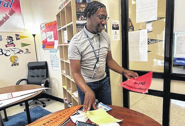 130870809_web1_Enrollment
Jeffrey Quick, a student success coach at Scotland High School, hangs up signs.
Sarah Nagem | Border Belt Independent