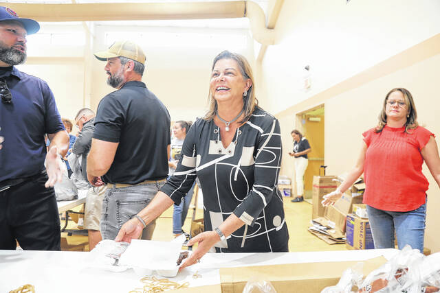 130890103_web1_Rebecca_Cummings_Steak_Fundraiser_202836
UNCP First Lady Rebecca Cummings joins volunteers at the No Brave Left Behind event at Berea Baptist Church.
Courtesy photo | UNCP