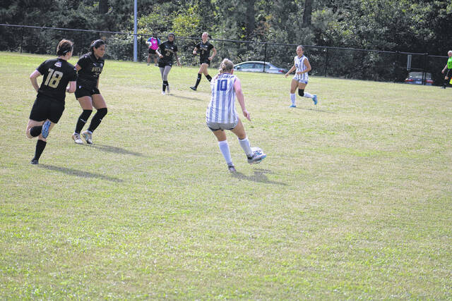 130922885_web1_IMG_0939
Emma Hicklin (10) passes the ball to a teammate on Wednesday afternoon in Laurinburg.
Andrew Smolar | The Laurinburg Exchange