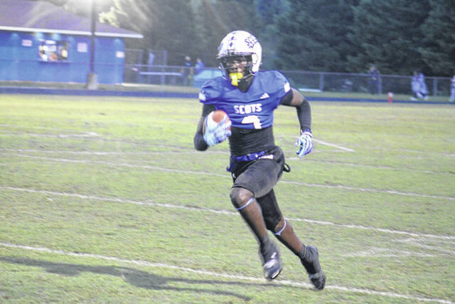 130942663_web1_IMG_1042
Dajuan Gibson catches a pass and runs up field during Scotlands opening drive on Thursday night at Pate Stadium in Laurinburg.
Andrew Smolar | The Laurinburg Exchange