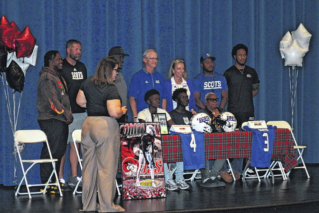 131448424_web1_IMG_4882
Quatavius Everette (4) and Dajuan Gibson (3) signed their papers to play collegiate football in a signing ceremony on Thursday afternoon at the Scotland High School auditorium. Everette signed to play at Winston-Salem State while Gibson signed with Louisburg College.
Andrew Smolar | The Laurinburg Exchange