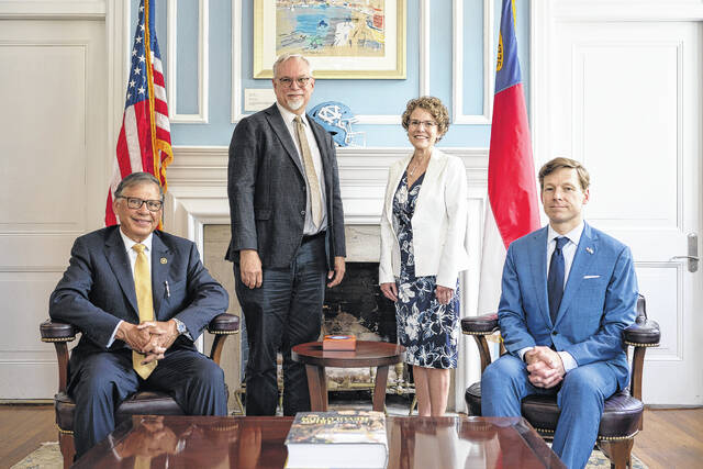 131516934_web1_Dentistry
UNCP Chancellor Robin Gary Cummings (left) and UNC Chancellor Lee H. Roberts join Dean Richard Gay (standing) and Dean Janet Guthmiller at a signing event establishing the Early Assurance Admission initiative
Courtesy photo | UNCP