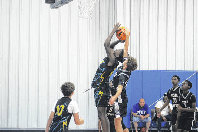 131600619_web1_Block-Shot
Star Alert player blocking Team Unified at the basket during the SWAT Classic.
Travis Petty Jr | The Laurinburg Exchange