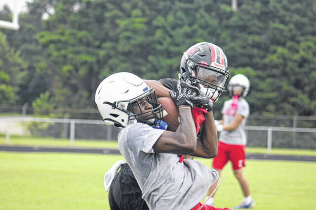 131636272_web1_IMG_8072
Samier Pate making a contested catch versus Hoke County during seven-on-seven scrimmage.
Travis Petty Jr | The Laurinburg Exchange