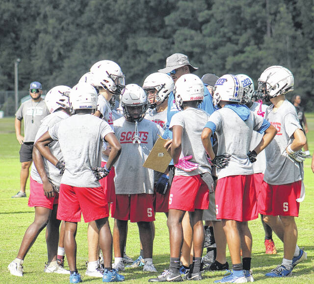 All eyes on offensive coordinator Matt Quinn as the offense huddles up.
                                 Travis Petty Jr | The Laurinburg Exchange
