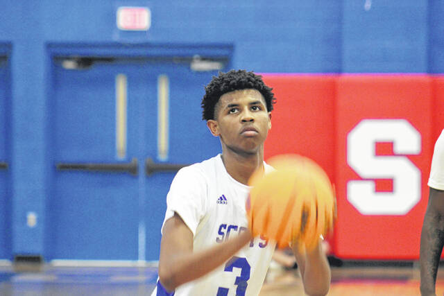 <p>Scotland’s sophomore Kam Price (3) finished with 17 points against the Richmond Raiders on Dec. 9, 2025.</p>
<p>Travis Petty Jr | The Laurinburg Exchange</p>